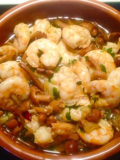 Una foto de Langostinos con seta al ajo