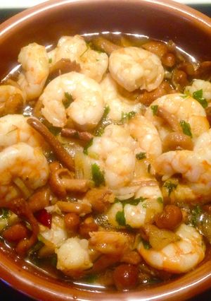 Una foto de Langostinos con seta al ajo