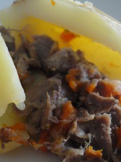 Una foto de Patatas rellenas de carrilleras al Oporto
