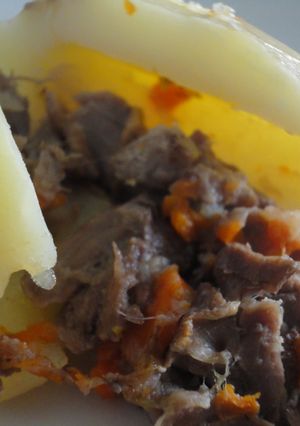 Una foto de Patatas rellenas de carrilleras al Oporto