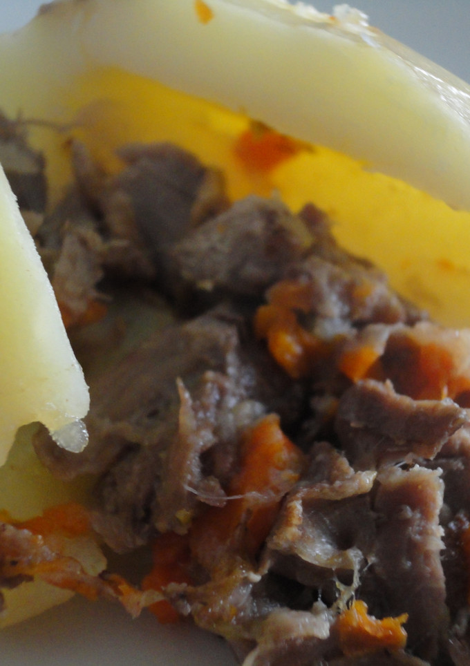 Una foto de Patatas rellenas de carrilleras al Oporto