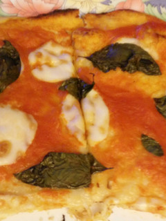 Foto principal de Pizza casera de tomate, albahaca y mozzarela