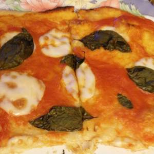 Pizza casera de tomate, albahaca y mozzarela