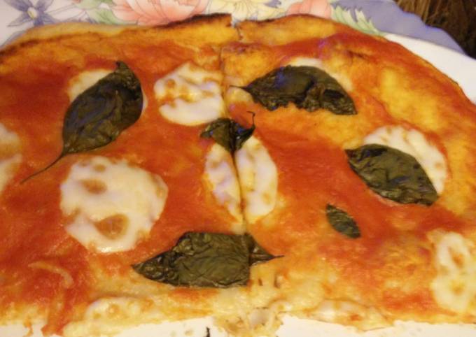 Foto principal de Pizza casera de tomate, albahaca y mozzarela