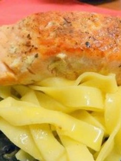 Una foto de Salmón con tallarines, espinacas y alcachofas