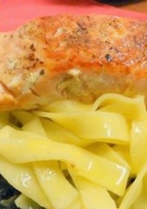 Una foto de Salmón con tallarines, espinacas y alcachofas