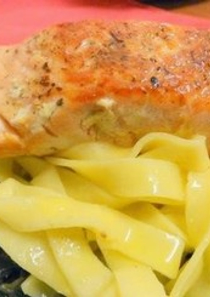 Una foto de Salmón con tallarines, espinacas y alcachofas