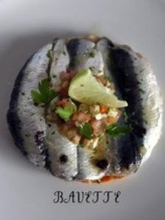 Una foto de Tosta de sardinas marinadas con alcachofas, lima y jengibre