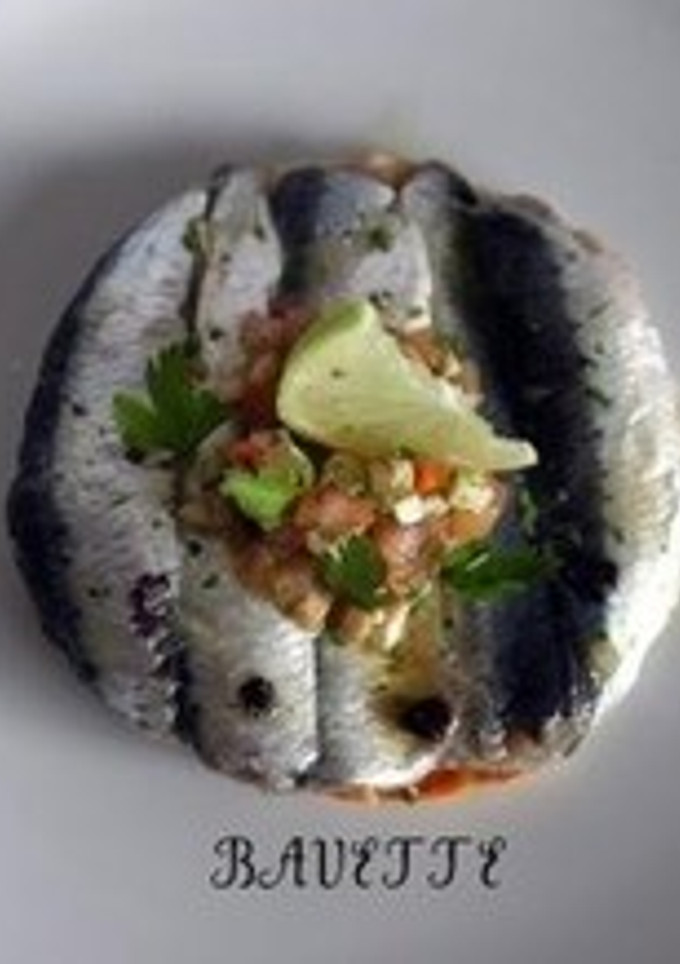 Una foto de Tosta de sardinas marinadas con alcachofas, lima y jengibre