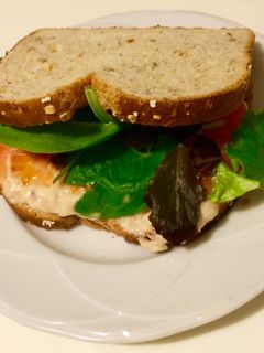 Una foto de Sandwich de atún con salsa rosa en pan de cereales