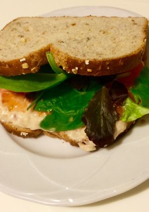 Una foto de Sandwich de atún con salsa rosa en pan de cereales