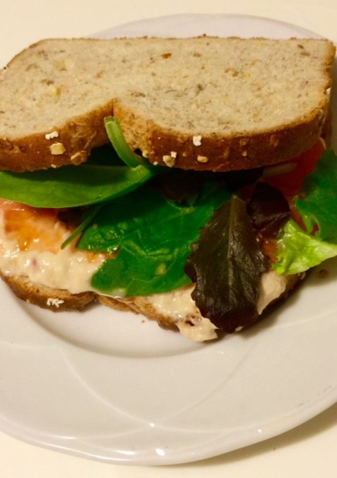 Una foto de Sandwich de atún con salsa rosa en pan de cereales