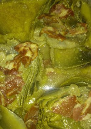 Una foto de Alcachofas en su jugo con jamón ibérico