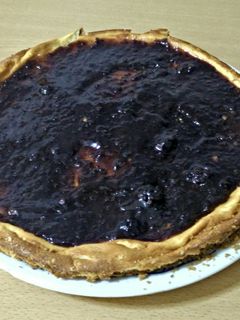 Una foto de Tarta de queso con mermelada de mora y pera