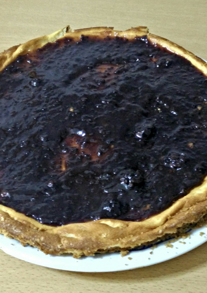 Una foto de Tarta de queso con mermelada de mora y pera