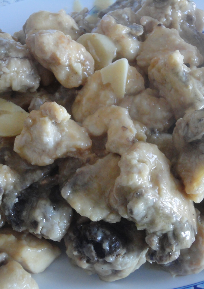 Una foto de Pollo al ajillo estofado