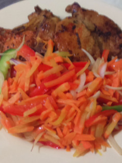 Una foto de Chuleta fresca con vegetales salteados