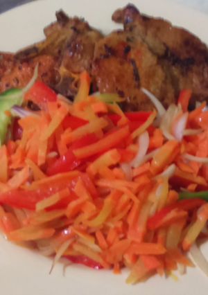 Una foto de Chuleta fresca con vegetales salteados