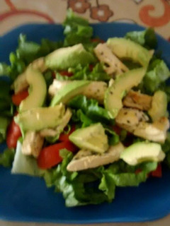 Una foto de Ensalada de milanesa de pollo