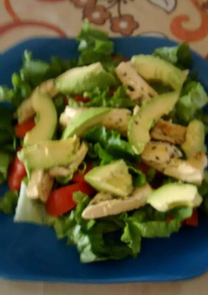 Una foto de Ensalada de milanesa de pollo