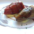 Pimientos rellenos de calabacín sobre patata panadera acompañados de nata