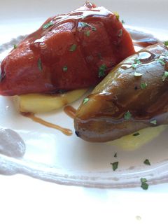 Una foto de Pimientos rellenos de calabacín sobre patata panadera acompañados de nata