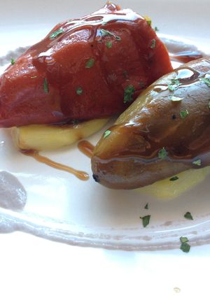 Una foto de Pimientos rellenos de calabacín sobre patata panadera acompañados de nata
