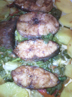 Una foto de Pescado al horno con verduras