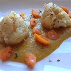 Una foto de Rebozado de coliflor con crema de puerros