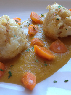Una foto de Rebozado de coliflor con crema de puerros