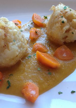 Una foto de Rebozado de coliflor con crema de puerros