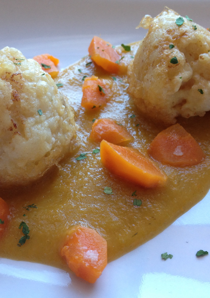 Una foto de Rebozado de coliflor con crema de puerros