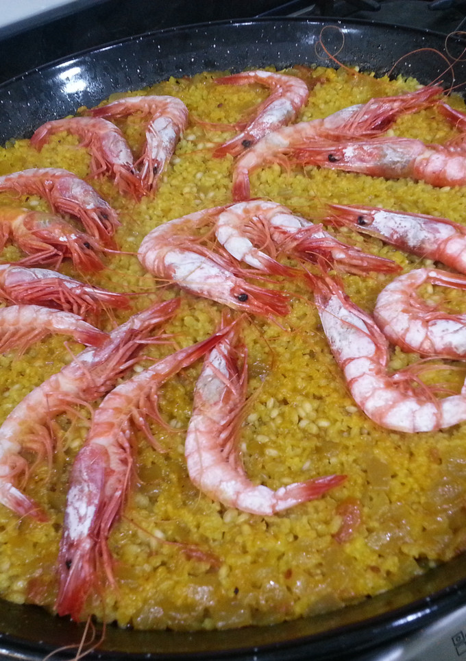 Una foto de Paella con arroz integral