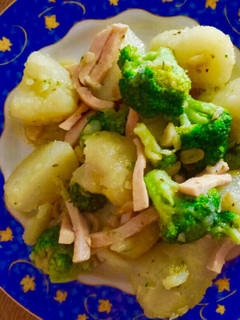 Una foto de Papas, brócoli y pavo al ajillo