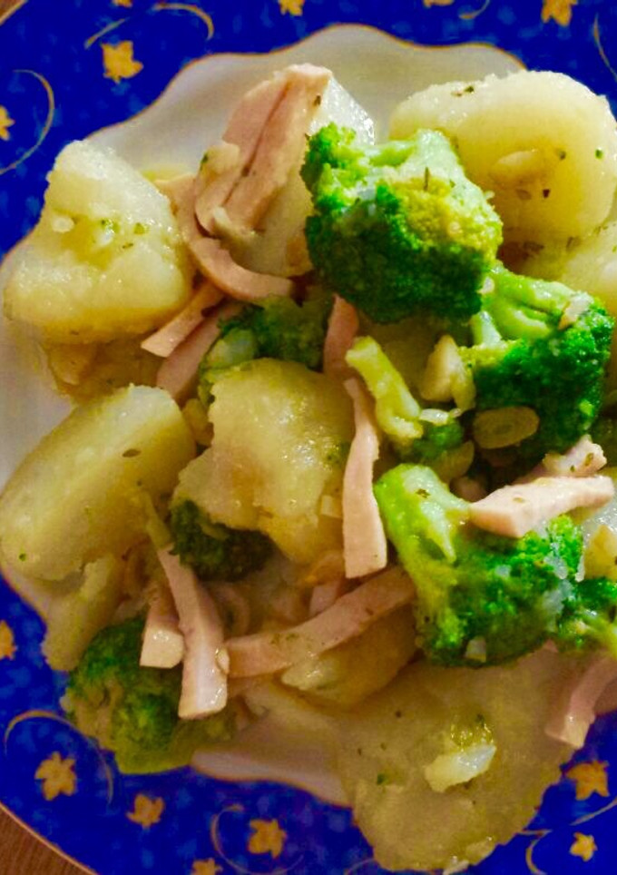 Una foto de Papas, brócoli y pavo al ajillo