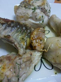 Una foto de Pollo al ajillo con patatas fritas