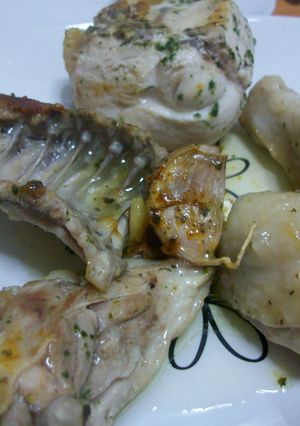 Una foto de Pollo al ajillo con patatas fritas