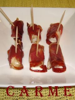 Una foto de Rollitos de jamón Ibérico rellenos de queso de cabra