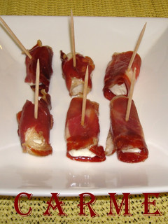 Una foto de Rollitos de jamón Ibérico rellenos de queso de cabra