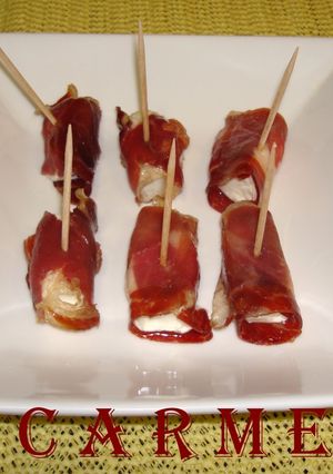 Una foto de Rollitos de jamón Ibérico rellenos de queso de cabra