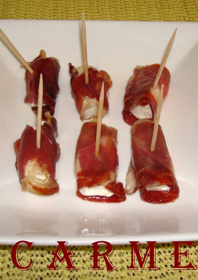 Una foto de Rollitos de jamón Ibérico rellenos de queso de cabra