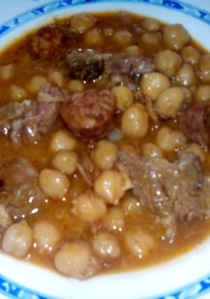 Una foto de Cocido de garbanzos con ternera