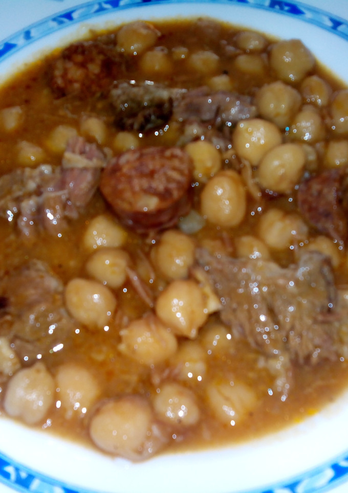 Una foto de Cocido de garbanzos con ternera