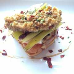 Una foto de Pincho de rebozado de pechuga de pollo con nueces y queso brie