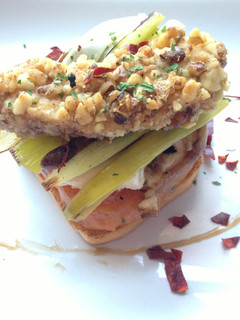 Una foto de Pincho de rebozado de pechuga de pollo con nueces y queso brie