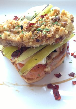 Una foto de Pincho de rebozado de pechuga de pollo con nueces y queso brie