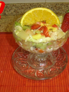 Una foto de Cóctel de marisco tropical