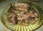 Una foto de conejo adobado al horno