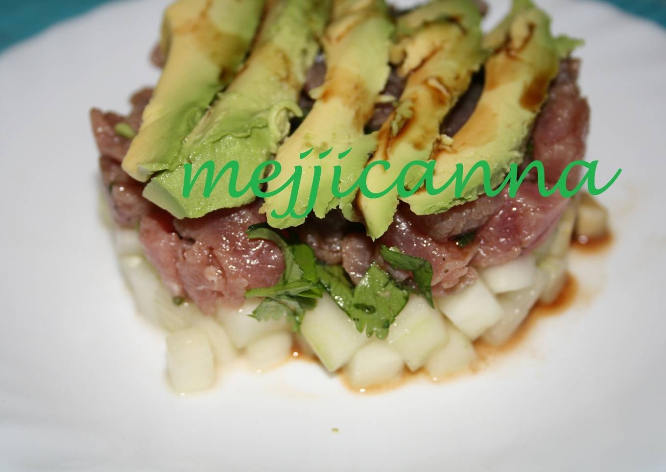 Tartare de atún, pepinos y aguacate