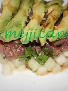 Una foto de Tartare de atún, pepinos y aguacate